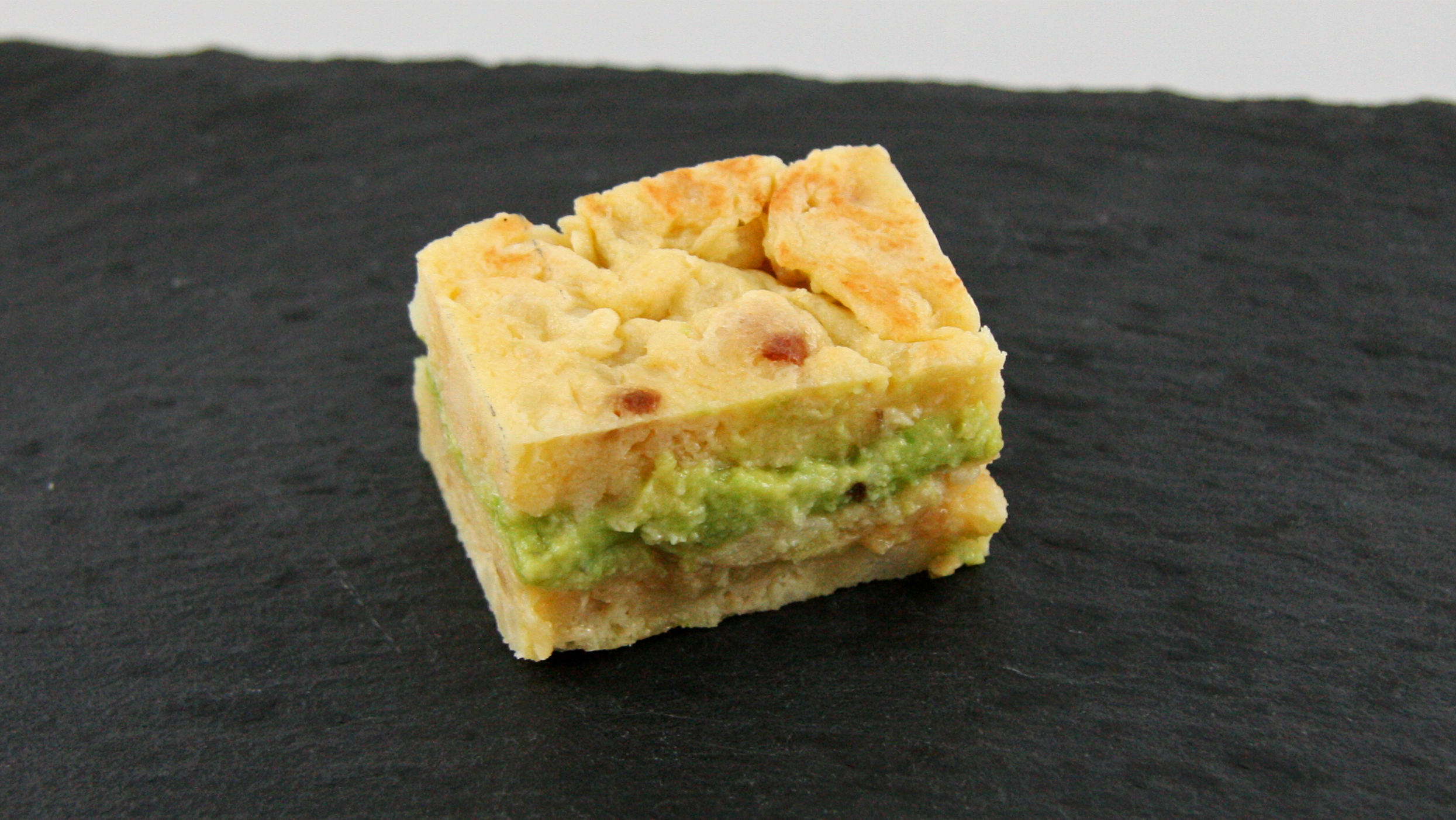 Tortilla de patatas rellena de guacamole 1